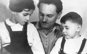 Göncz Árpád az 1950-es években Kingával és Bencével