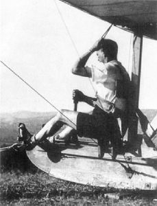 Göncz Árpád cserkészként egy vitorlázórepülőn