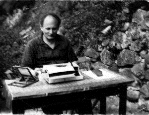 Göncz Árpád írógépe előtt