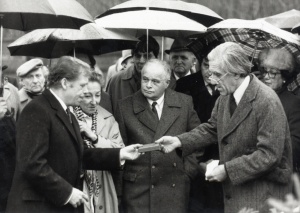 Václav Havel, Vásárhelyi Miklós, Hegedűs B. András, Kozák Gyula, Nagy Erzsébet 1990-ben, a 301-es parcellánál