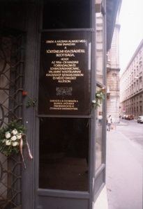 	A Történelmi Igazságtétel Bizottsága (TIB) megalakulásának 10 évfordulóján állított emléktábla a Gerlóczy u. 11-ben