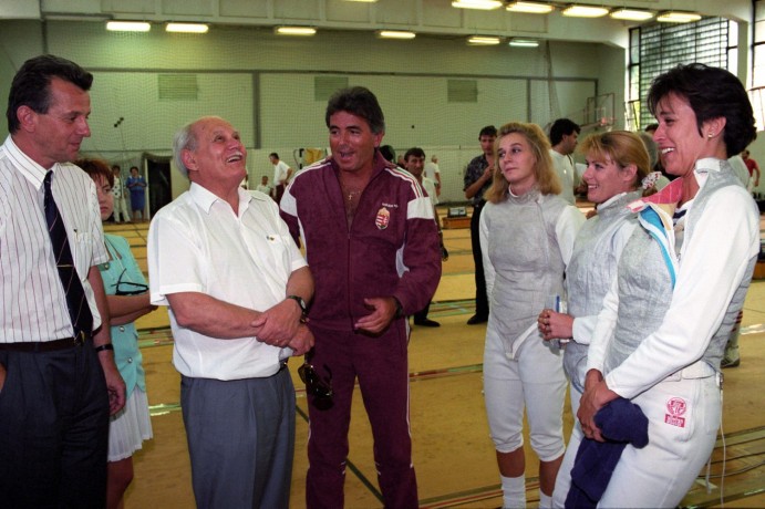Tata, 1992. július 1. Göncz Árpád vívókkal a tatai edzőtáborban az olimpiai felkészüléskor - Fotó: MTI / Honéczy Barnabás