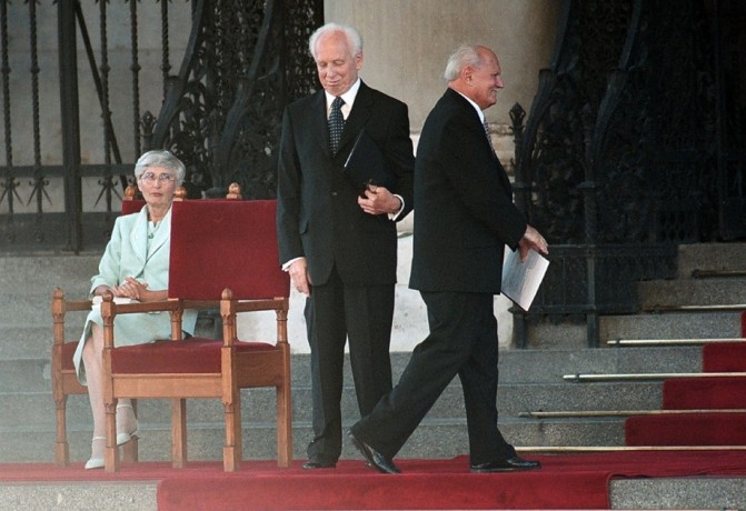 2000. augusztus 4. - Mádl Ferenc, a harmadik köztársaság második elnökének ünnepélyes beiktatása a Kossuth téren Fotó: Dudás Szabolcs
