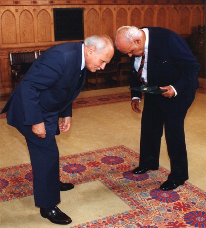 Budapest, 1996. június 27. Göncz Árpád művészi pályája elismeréseként Hofi Gézának a Magyar Köztársasági Érdemrend Tisztikeresztjét adományozta. Együtt keresik a leesett kitüntetést - Fotó: MTI / Cseke Csilla