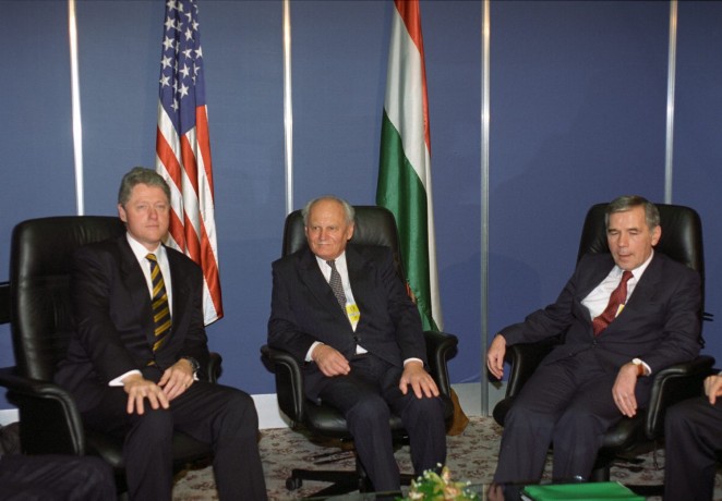 Budapest, 1994. december 5. Bill Clinton amerikai elnök, Göncz Árpád köztársasági elnök és Horn Gyula miniszterelnök találkozója - Fotó: MTI / Kovács Attila