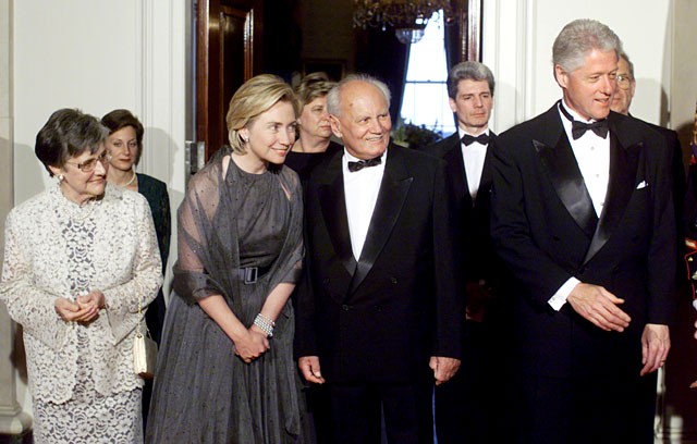 Bill Clinton amerikai elnök és felesége vacsoráján a Fehér Házban 1999. június 8-án -  Fotó: AFP / Joyce Naltchayan