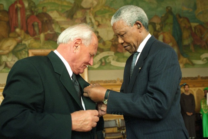 Budapest, 1999. május 3. Nelson Rolihlahla Mandela dél-afrikai államfő a Dél-Afrikai Köztársaság Nagykeresztje kitüntetést adományozta Göncz Árpádnak az Országház Nándorfehérvári termében - Fotó: MTI / Kovács Attila