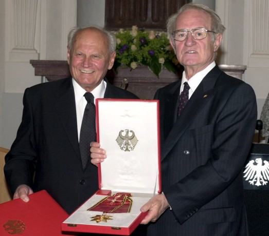 Berlin, 2000. június 28. Göncz Árpád átveszi a legmagasabb német kitüntetést, a Német Szövetségi Köztársaság Érdemrendje Nagykeresztjét Johannes RAU német elnöktől a berlini államfői rezidencián, a Bellevue-kastélyban - Fotó: MTI / EPA / DPA / BERND SETTNIK